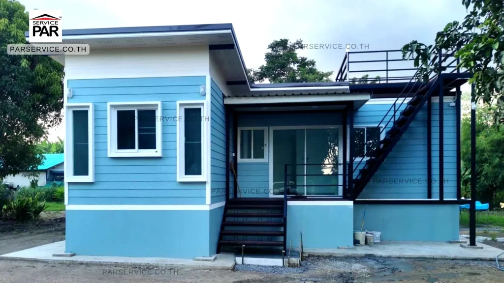 หน้าบ้านน็อคดาวน์โมเดิร์นสีฟ้า-ขาว มีบันไดขึ้นดาดฟ้า